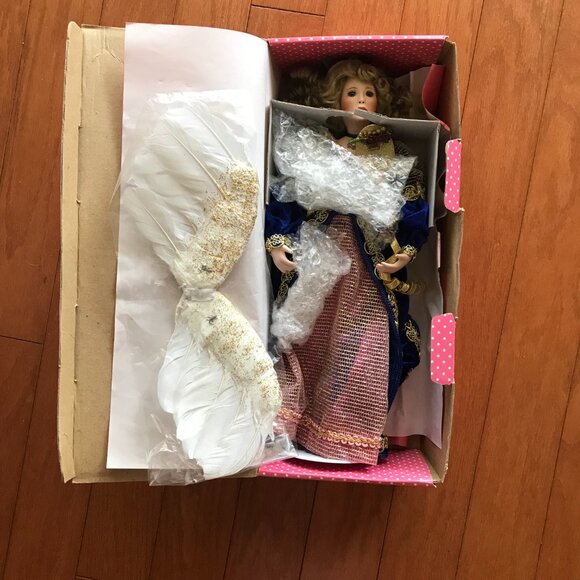 TREASURY COLLECTIONS: PARADISE GALLERIES: BETHANY PORCELAIN ANGEL WITH MUSIC BOX - Picture 4 of 4